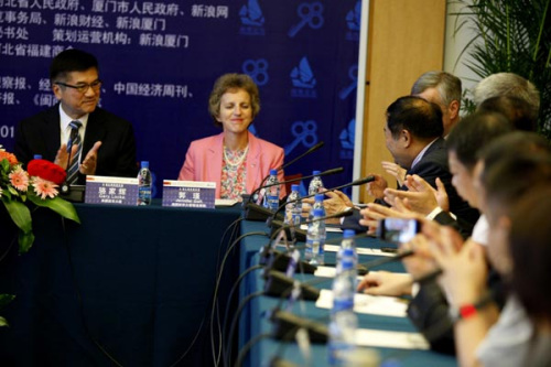 Gary Locke (left), the United States ambassador to China, talks with local entrepreneurs during the China International Fair for Investment and Trade in Xiamen, Fujian province, on Saturday.ZHU XINGXIN / CHINA DAILY
