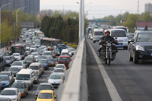 Vehicles throng the Beianhe section of the Beijing-Tibet highway on the last day of the Tomb Sweeping holiday. (Photo by Wang Jing / China Daily) Vehicles throng the Beianhe section of the Beijing-Tibet highway on the last day of the Tomb Sweeping holiday. (Photo by Wang Jing / China Daily)