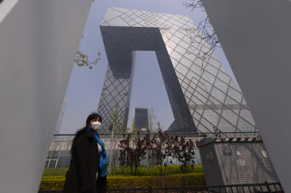 A woman wears a mask while walking on Guanghua Road in Beijing on Thursday as the city is shrouded in haze for a second day. (Photo: China Daily/Wei Xiaohao) A woman wears a mask while walking on Guanghua Road in Beijing on Thursday as the city is shrouded in haze for a second day. (Photo: China Daily/Wei Xiaohao)