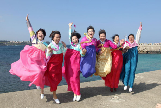 A group of Chinese women dress in Korean attire while visiting Jeju Island.(Photo/China Daily) A group of Chinese women dress in Korean attire while visiting Jeju Island.(Photo/China Daily)