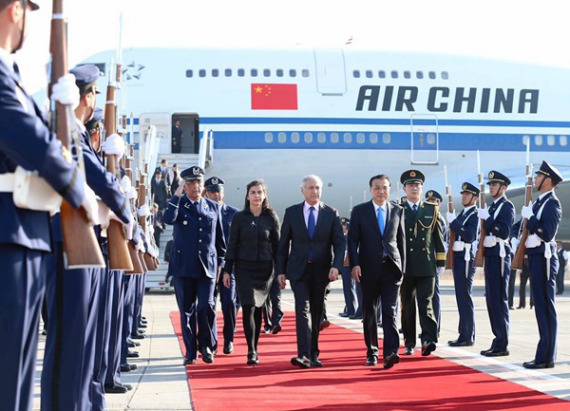 Premier Li Keqiang arrives at Santiago on May 24 to kick off his official visit to Chile.(Photo/Xinhua) Premier Li Keqiang arrives at Santiago on May 24 to kick off his official visit to Chile.(Photo/Xinhua)