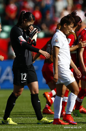 China's goalie Wang Fei (L) weeps as she leaves the field after a Group A match between China and Canada at the 2015 FIFA Women's World Cup finals in the Commonwealth Stadium in Edmonton, Canada, on June 6, 2015. China lost 0-1. (Xinhua/Ding Xu) China's goalie Wang Fei (L) weeps as she leaves the field after a Group A match between China and Canada at the 2015 FIFA Women's World Cup finals in the Commonwealth Stadium in Edmonton, Canada, on June 6, 2015. China lost 0-1. (Xinhua/Ding Xu)
