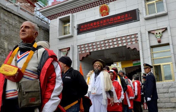 Indian nationals queue to enter Tibet Autonomous Region, southwest China, via Nathu La Pass on June 22, 2015. (Photo: Xinhua/Purbu Zhaxi) Indian nationals queue to enter Tibet Autonomous Region, southwest China, via Nathu La Pass on June 22, 2015. (Photo: Xinhua/Purbu Zhaxi)