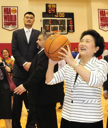 Vice-Premier Liu Yandong shoots for the hoop at NBA basketball team Houston Rockets' home court Toyota Center watched by former Rockets star Yao Ming. (Photo/Xinhua) Vice-Premier Liu Yandong shoots for the hoop at NBA basketball team Houston Rockets' home court Toyota Center watched by former Rockets star Yao Ming. (Photo/Xinhua)