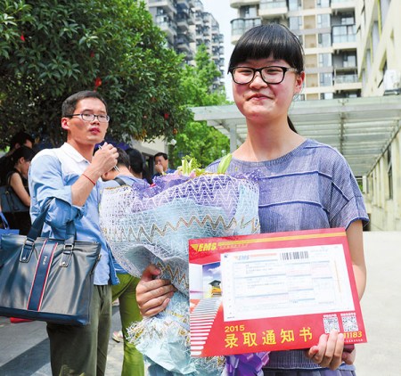Zhang Yixiang shows her enrollment notice from University of Electronic Science and Technology of China in Chengdu, Sichuan province, on Tuesday. The notice was the first received in the province this year. (Lyu Jia/for China Daily) Zhang Yixiang shows her enrollment notice from University of Electronic Science and Technology of China in Chengdu, Sichuan province, on Tuesday. The notice was the first received in the province this year. (Lyu Jia/for China Daily)
