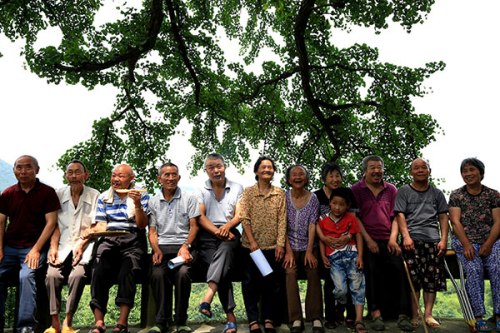 Senior citizens wait for their photos to be taken at a village in Huaying, Sichuan province, in June. (China Daily/Qiu Haiying) Senior citizens wait for their photos to be taken at a village in Huaying, Sichuan province, in June. (China Daily/Qiu Haiying)