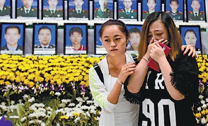 At the memorial hall of the fire department in the Tianjin Binhai New Area, residents pay respect on Tuesday to the firefighters who died in last week's explosions. (Zhu Xingxin/China Daily) At the memorial hall of the fire department in the Tianjin Binhai New Area, residents pay respect on Tuesday to the firefighters who died in last week's explosions. (Zhu Xingxin/China Daily)