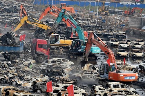 Rescuers and machines clean up burnt vehicles in the core blast area in Tianjin, north China, Aug. 20, 2015. (Photo: Xinhua/Zhang Chenlin) Rescuers and machines clean up burnt vehicles in the core blast area in Tianjin, north China, Aug. 20, 2015. (Photo: Xinhua/Zhang Chenlin)