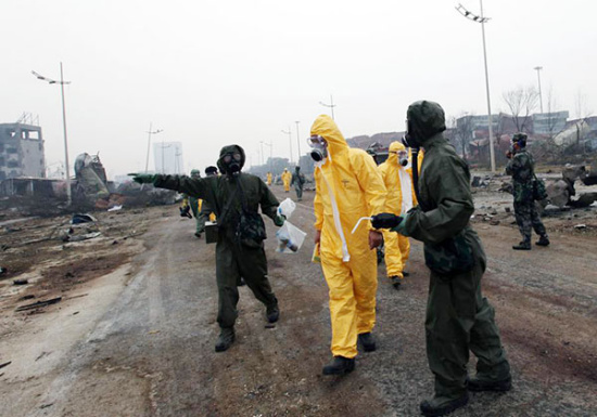 Masked rescuers clear the blast zone in Tianjin where an explosion at a warehouse last week killed more than 116 people, Aug 19, 2015. (Photo/Xinhua) Masked rescuers clear the blast zone in Tianjin where an explosion at a warehouse last week killed more than 116 people, Aug 19, 2015. (Photo/Xinhua)