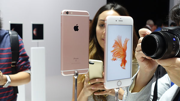 Reporters take photos of the all-new rose gold iPhone 6s Plus at the Apple event at the Bill Graham Civic Auditorium in San Francisco on September 9, 2015. (Liu Zheng/ chinadaily.com.cn) Reporters take photos of the all-new rose gold iPhone 6s Plus at the Apple event at the Bill Graham Civic Auditorium in San Francisco on September 9, 2015. (Liu Zheng/ chinadaily.com.cn)