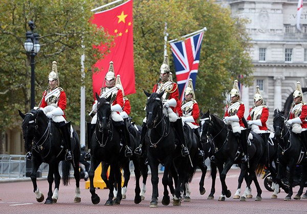 A cavalry troop passes The Mall near Buckingham Palace on Monday. President Xi Jinping is scheduled to officially start his state visit to the United Kingdom on Tuesday.WU ZHIYI/CHINA DAILY A cavalry troop passes The Mall near Buckingham Palace on Monday. President Xi Jinping is scheduled to officially start his state visit to the United Kingdom on Tuesday.WU ZHIYI/CHINA DAILY