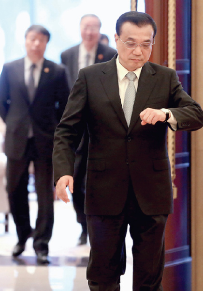 Premier Li Keqiang checks the time on his way to a series of diplomatic meetings in Suzhou on Tuesday, just hours after he wrapped up a busy trip to Malaysia for the ASEAN annual meeting. Chinese media dubbed Li's diligent working style "Keqiang rhythm". (Photo by Wu Zhiyi/China Daily) Premier Li Keqiang checks the time on his way to a series of diplomatic meetings in Suzhou on Tuesday, just hours after he wrapped up a busy trip to Malaysia for the ASEAN annual meeting. Chinese media dubbed Li's diligent working style "Keqiang rhythm". (Photo by Wu Zhiyi/China Daily)