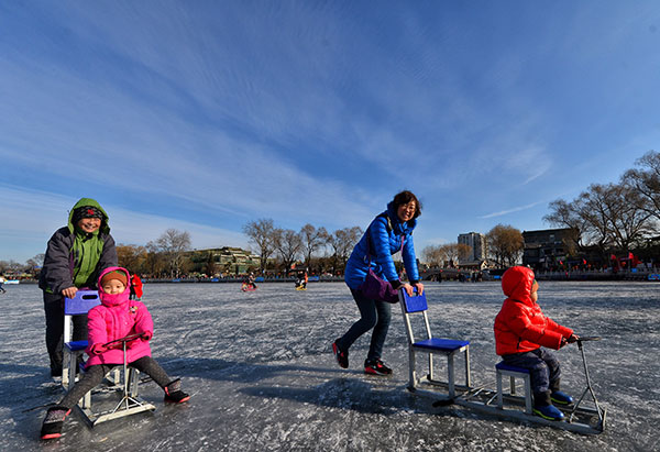 Visitors play on an ice rink in Shichahai, Beijing, on Monday, when the city enjoyed blue skies and good air. (Photo: China Daily/Guo Qiao) Visitors play on an ice rink in Shichahai, Beijing, on Monday, when the city enjoyed blue skies and good air. (Photo: China Daily/Guo Qiao)