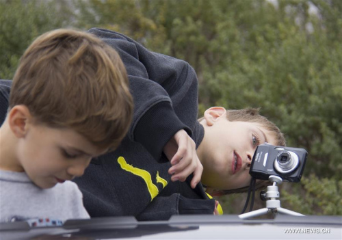 Children prepare to take photos of the launch of Falcon 9 rocket near Vandenberg Air Force Base in California, the United States, on Jan. 17, 2016. (Photo: Xinhua/Yang Lei) Children prepare to take photos of the launch of Falcon 9 rocket near Vandenberg Air Force Base in California, the United States, on Jan. 17, 2016. (Photo: Xinhua/Yang Lei)