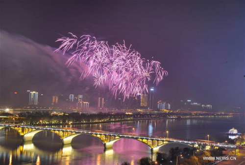 Fireworks paint the sky over the Juzizhou Bridge in Changsha, capital of central China's Hunan Province, Feb. 7, 2016. A musical firework show was held in Changsha on Sunday night marking the Chinese Lunar New Year. (Photo: Xinhua/Long Hongtao) Fireworks paint the sky over the Juzizhou Bridge in Changsha, capital of central China's Hunan Province, Feb. 7, 2016. A musical firework show was held in Changsha on Sunday night marking the Chinese Lunar New Year. (Photo: Xinhua/Long Hongtao)