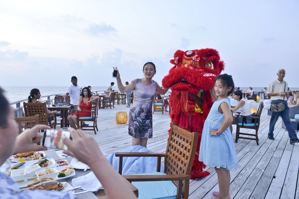 Chinese tourists take photo with lion dancers during a sea outing in the Maldives on Sunday at the start of the ongoing Spring Festival holiday. (Photo/XINHUA) Chinese tourists take photo with lion dancers during a sea outing in the Maldives on Sunday at the start of the ongoing Spring Festival holiday. (Photo/XINHUA)