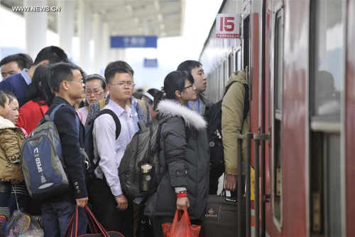 Passengers prepare to get on a train at the railway station of Yudu County, east China's Jiangxi Province, Feb. 12, 2016. (Photo: Xinhua/Wang Wei) Passengers prepare to get on a train at the railway station of Yudu County, east China's Jiangxi Province, Feb. 12, 2016. (Photo: Xinhua/Wang Wei)