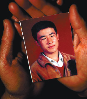 Hugjiltu's mother, Shang Aiyun, holds a photo of her son, who was wrongfully executed 18 years ago. (Photo by Guo Tieliu/for China Daily) Hugjiltu's mother, Shang Aiyun, holds a photo of her son, who was wrongfully executed 18 years ago. (Photo by Guo Tieliu/for China Daily)