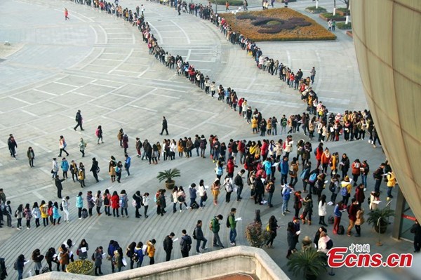 Students queue outside a school library, waiting to enter the reading room to prepare for the upcoming final exams at the Nanjing University of Finance and Economics in Nanjing, Jiangsu province on Jan 8, 2015. (Photo/China News Service) Students queue outside a school library, waiting to enter the reading room to prepare for the upcoming final exams at the Nanjing University of Finance and Economics in Nanjing, Jiangsu province on Jan 8, 2015. (Photo/China News Service)