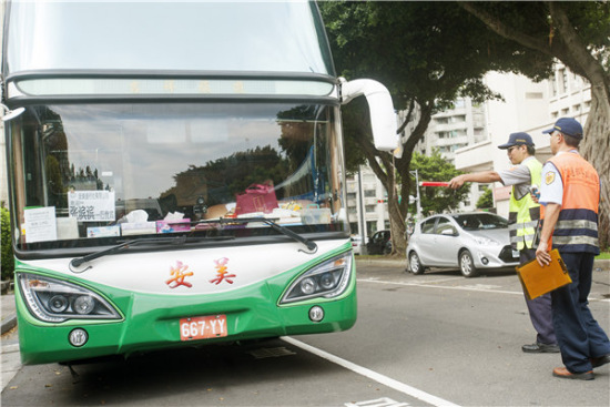 Safety inspectors check a tour bus in Taipei, Taiwan, on Thursday in the wake of a fire that killed 26 people, including 24 mainland tourists, on Tuesday. (Photo/China Daily)) Safety inspectors check a tour bus in Taipei, Taiwan, on Thursday in the wake of a fire that killed 26 people, including 24 mainland tourists, on Tuesday. (Photo/China Daily))