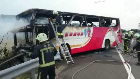 Twenty-six people died after a tourist bus collided with a road barrier and then caught fire on a highway to Taoyuan International Airport in Taipei, Taiwan on Tuesday. (Photo provided to China News Service) Twenty-six people died after a tourist bus collided with a road barrier and then caught fire on a highway to Taoyuan International Airport in Taipei, Taiwan on Tuesday. (Photo provided to China News Service)