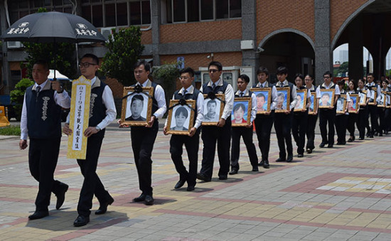 The framed photos of 26 people who died in a tour bus fire in Taiwan on July 19 are escorted to a memorial hall in Taoyuan city on Monday. (Photo/China News Service) The framed photos of 26 people who died in a tour bus fire in Taiwan on July 19 are escorted to a memorial hall in Taoyuan city on Monday. (Photo/China News Service)