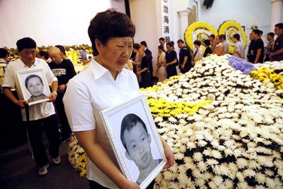 Relatives of victims of the bus crash and fire in Taiwan mourn their loved ones at a funeral home in Dalian, Liaoning province, on Friday.(Photo: China Daily/Wang Hua) Relatives of victims of the bus crash and fire in Taiwan mourn their loved ones at a funeral home in Dalian, Liaoning province, on Friday.(Photo: China Daily/Wang Hua)