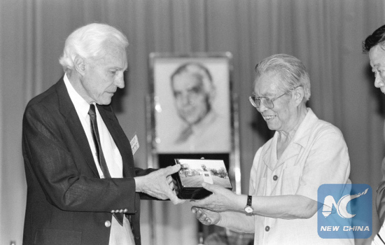 On July 2, 1992, the 5th seminar on Edgar Snow, a famous American reporter and author of Red Star over China, was held in Beijing. Photo shows the president of the American Edgar Snow Foundation presenting a gift to Huang Hua, president of China International Friend Research Society. (Xinhua File Photo) On July 2, 1992, the 5th seminar on Edgar Snow, a famous American reporter and author of Red Star over China, was held in Beijing. Photo shows the president of the American Edgar Snow Foundation presenting a gift to Huang Hua, president of China International Friend Research Society. (Xinhua File Photo)