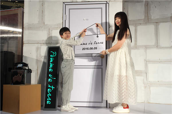 Zhu Yongrong, general manager of business unit for children's brands, and child star Zhu Jiayu at the opening of the brand's first store in Chengdu. Photos provided to China Daily Zhu Yongrong, general manager of business unit for children's brands, and child star Zhu Jiayu at the opening of the brand's first store in Chengdu. Photos provided to China Daily