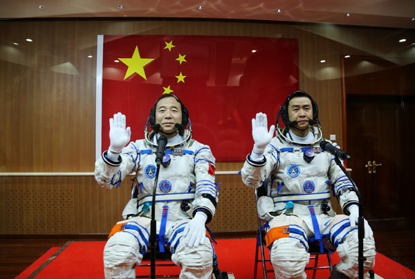 Chinese astronauts Jing Haipeng (right) and Chen Dong at the Jiuquan Satellite Launch Center in northwest China on October 17. (Photo/Xinhua) Chinese astronauts Jing Haipeng (right) and Chen Dong at the Jiuquan Satellite Launch Center in northwest China on October 17. (Photo/Xinhua)