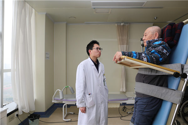 Cheng Chi, a male nurse talks to a patient. (Photo/China Daily) Cheng Chi, a male nurse talks to a patient. (Photo/China Daily)