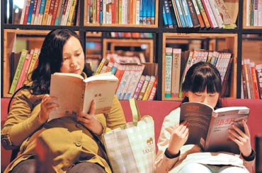 Readers take a look at new publications at a bookstore in Liupanshui city, Guizhou province, on April 23. (Photo provided to China Daily) Readers take a look at new publications at a bookstore in Liupanshui city, Guizhou province, on April 23. (Photo provided to China Daily)