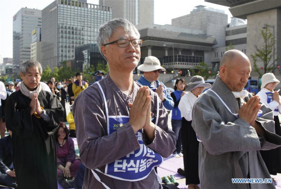 Protesters pray for peace during a demonstration against the Terminal High Altitude Area Defense (THAAD) in Seoul, South Korea, on April 27, 2017. (Xinhua/Yao Qilin) Protesters pray for peace during a demonstration against the Terminal High Altitude Area Defense (THAAD) in Seoul, South Korea, on April 27, 2017. (Xinhua/Yao Qilin)