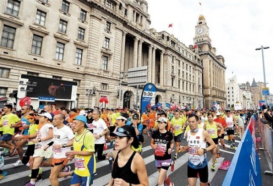 Shanghai International Marathon participants run from the start on the Bund yesterday.(Photo/Xinhua) Shanghai International Marathon participants run from the start on the Bund yesterday.(Photo/Xinhua)
