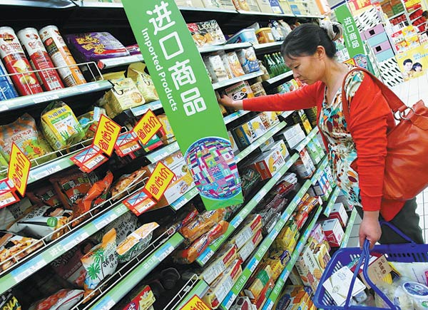 A customer selects imported biscuits, cookies and crackers at a supermarket in Yichang, Hubei province. (Photo provided to China Daily) A customer selects imported biscuits, cookies and crackers at a supermarket in Yichang, Hubei province. (Photo provided to China Daily)