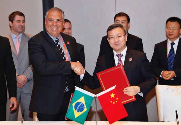 Vice-Minister of Commerce Wang Shouwen shakes hands with Marcelo Maia, secretary of commerce and services at Brazil's Ministry of Development, Industry and Foreign Trade, at the MOU signing ceremony in Shanghai on Tuesday. (CHINA NEWS SERVICE) Vice-Minister of Commerce Wang Shouwen shakes hands with Marcelo Maia, secretary of commerce and services at Brazil's Ministry of Development, Industry and Foreign Trade, at the MOU signing ceremony in Shanghai on Tuesday. (CHINA NEWS SERVICE)