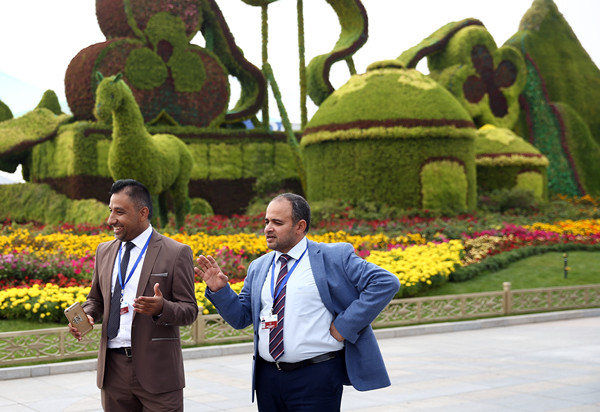 Guests of the 13th Session of the Conference of the Parties to the United Nations Convention to Combat Desertification talk beside a flower bed in Ordos, Inner Mongolia autonomous region. The session concluded in the city on Friday. (ZOU HONG/CHINA DAILY) Guests of the 13th Session of the Conference of the Parties to the United Nations Convention to Combat Desertification talk beside a flower bed in Ordos, Inner Mongolia autonomous region. The session concluded in the city on Friday. (ZOU HONG/CHINA DAILY)