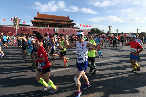 Runners get moving in the 2017 Beijing Marathon at Tian'anmen Square on Sept 17. Li Nan / For China Daily Runners get moving in the 2017 Beijing Marathon at Tian'anmen Square on Sept 17. Li Nan / For China Daily