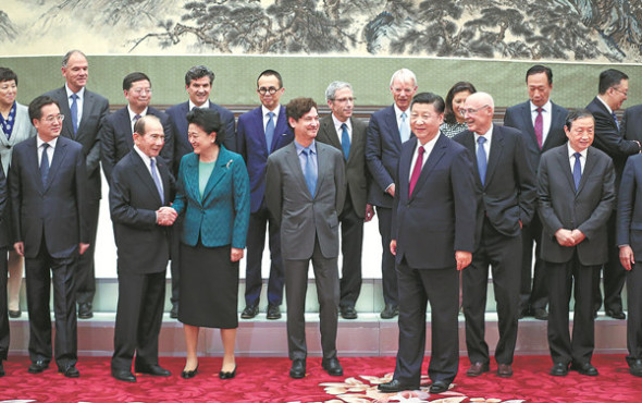 President Xi Jinping meets with members of the Advisory Board of Tsinghua University School of Economics and Management at the Great Hall of the People in Beijing, Oct. 30, 2017. (WU ZHIYI / CHINA DAILY) President Xi Jinping meets with members of the Advisory Board of Tsinghua University School of Economics and Management at the Great Hall of the People in Beijing, Oct. 30, 2017. (WU ZHIYI / CHINA DAILY)