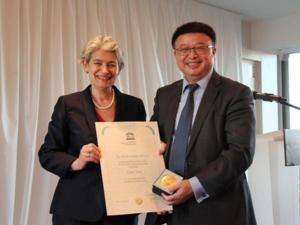Director-General of UNESCO, Irina Bokova, left, and Shen Yang, Ambassador and Permanent Delegate of the People's Republic of China to UNESCO, display the UNESCO Medal on Space Science awarded to Chinese astronaut Yang Liwei, at UNESCO's Headquarters in Paris, Oct 27, 2017. (Photo/Xinhua) Director-General of UNESCO, Irina Bokova, left, and Shen Yang, Ambassador and Permanent Delegate of the People's Republic of China to UNESCO, display the UNESCO Medal on Space Science awarded to Chinese astronaut Yang Liwei, at UNESCO's Headquarters in Paris, Oct 27, 2017. (Photo/Xinhua)