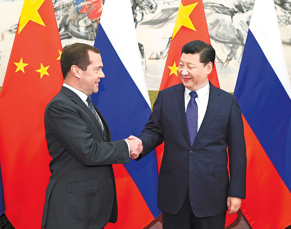 President Xi Jinping greets visiting Russian Prime Minister Dmitry Medvedev at the Diaoyutai State Guesthouse in Beijing on Wednesday. Medvedev is on a three-day official visit. (Photo: Xinhua/Xie Huanchi) President Xi Jinping greets visiting Russian Prime Minister Dmitry Medvedev at the Diaoyutai State Guesthouse in Beijing on Wednesday. Medvedev is on a three-day official visit. (Photo: Xinhua/Xie Huanchi)