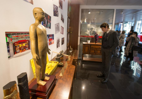 A guest visits the Tongrentang Chinese medicine store in Geneva, Dec 5, 2017. (Photo/Xinhua) A guest visits the Tongrentang Chinese medicine store in Geneva, Dec 5, 2017. (Photo/Xinhua)