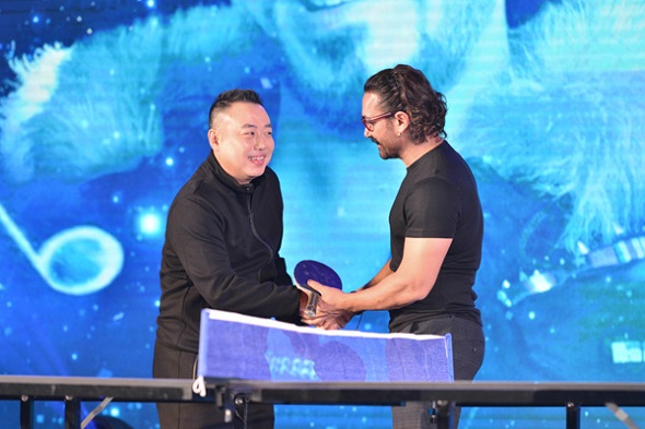 Aamir Khan plays ping pang with Liu Guoliang. (Photo provided to chinadaily.com.cn) Aamir Khan plays ping pang with Liu Guoliang. (Photo provided to chinadaily.com.cn)