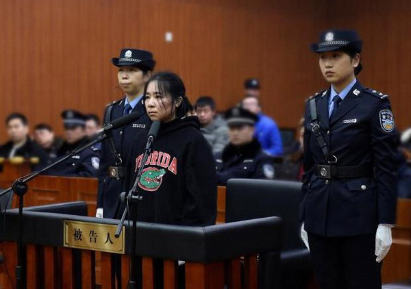 Mo Huanjing stands trial at Hangzhou Intermediate People's Court on Feb 1, 2018, on suspicion of setting a fire which led to the deaths of four people. (Photo/China Daily) Mo Huanjing stands trial at Hangzhou Intermediate People's Court on Feb 1, 2018, on suspicion of setting a fire which led to the deaths of four people. (Photo/China Daily)