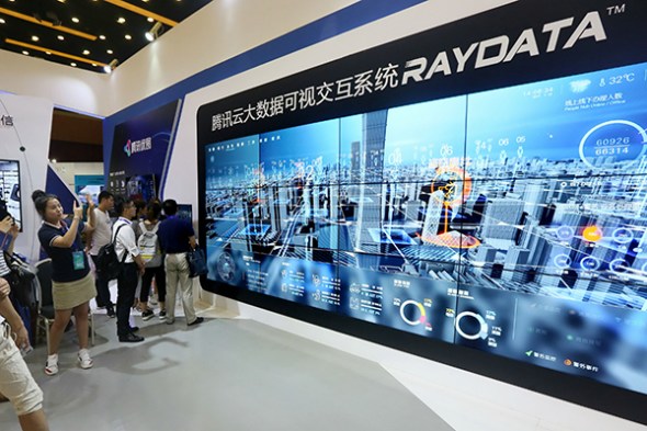 Visitors look at Tencent's visible big data exchange platform at the 16th China Internet Conference in Beijing on July 12, 2017. (Photo/for China Daily) Visitors look at Tencent's visible big data exchange platform at the 16th China Internet Conference in Beijing on July 12, 2017. (Photo/for China Daily)