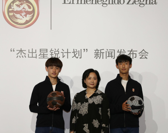 Wen Jialong (left) and Li Jiawei (right) pose with a guest on the opening ceremony of the “outstanding rising star” project in Beijing, May 7. (Photo/Xinhua) Wen Jialong (left) and Li Jiawei (right) pose with a guest on the opening ceremony of the “outstanding rising star” project in Beijing, May 7. (Photo/Xinhua)