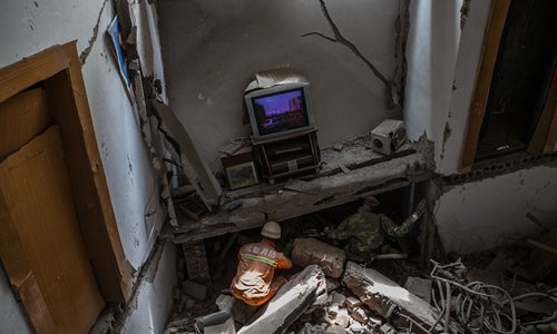 A depiction of one firemen and one soldier rescuing victims from the rubble exhibited at the Wenchuan Earthquake Museum. (Photo: Li Hao/GT) A depiction of one firemen and one soldier rescuing victims from the rubble exhibited at the Wenchuan Earthquake Museum. (Photo: Li Hao/GT)