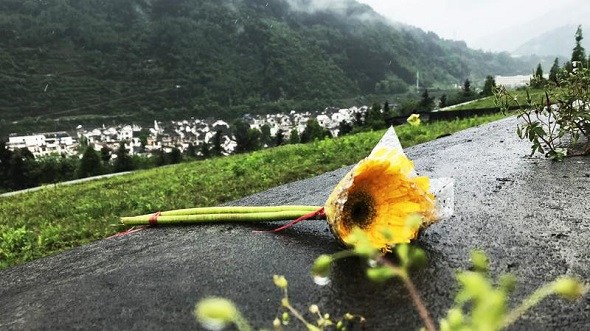 On each year’s Spring Festival and Qingming Festival (Tomb-Sweeping Day), Zhou Yuye and her mother Yu Qin attend a mass grave outside the 5.12 Wenchuan Earthquake Epicenter Yingxiu Memorial to remember her father Zhou Lunju and teacher Zhang Miya. (Dara Wang/China Daily)