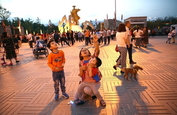 A resident plays with her children on a square in the new Beichuan county earlier this month. (Zou Hong/China Daily) A resident plays with her children on a square in the new Beichuan county earlier this month. (Zou Hong/China Daily)