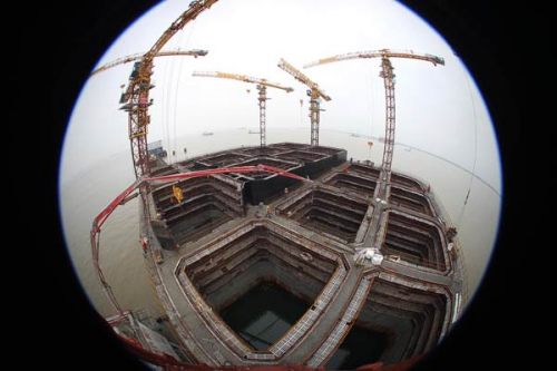 The Shanghai-Nantong Yangtze Bridge under construction on the Nantong side of the river in Jiangsu province. Fixed-asset investment growth further slowed to 13.9 percent in the first two months of this year. (Photo: Xu Congjun/For China Daily) The Shanghai-Nantong Yangtze Bridge under construction on the Nantong side of the river in Jiangsu province. Fixed-asset investment growth further slowed to 13.9 percent in the first two months of this year. (Photo: Xu Congjun/For China Daily)